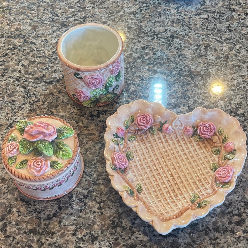 Hand-Painted Pink Rose Ceramic Trinket Set - Heart Dish, Dish, Tumbler🌺